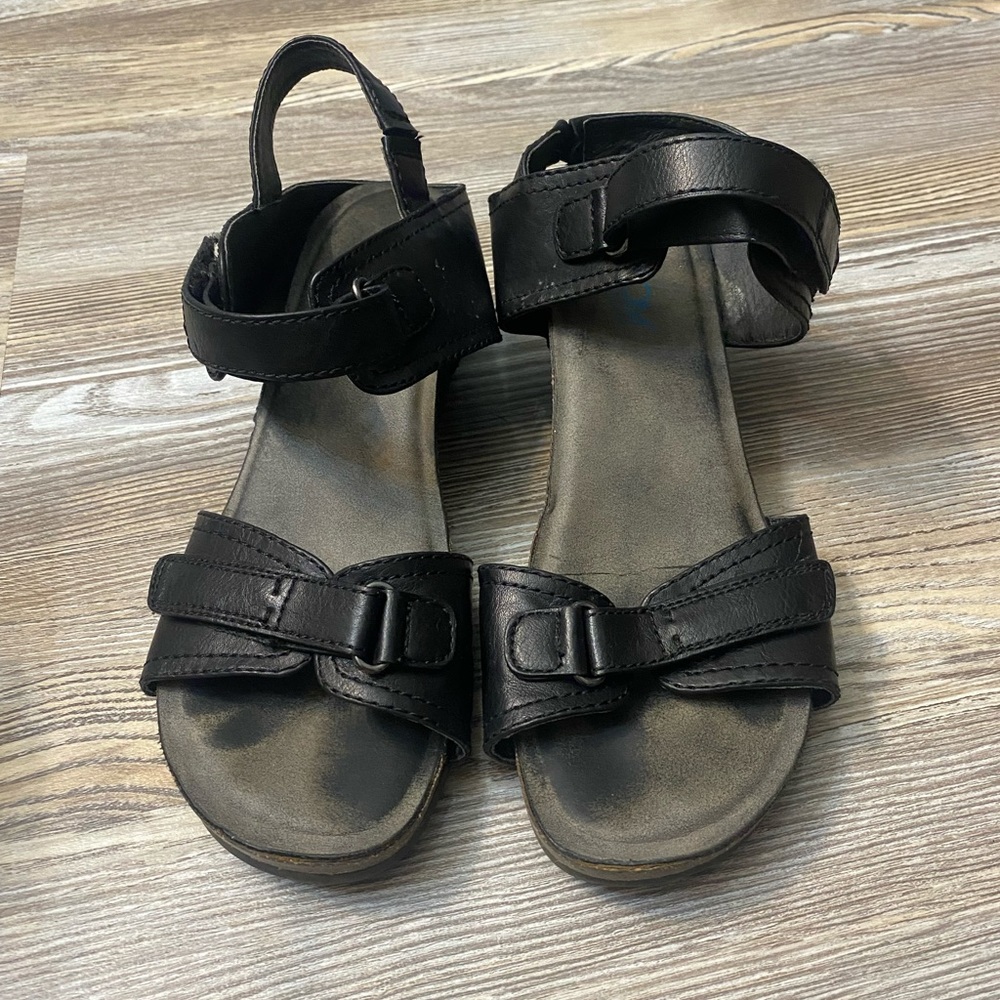 Black wedges